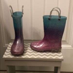 Toddler light up rainboots. Size is 7/8